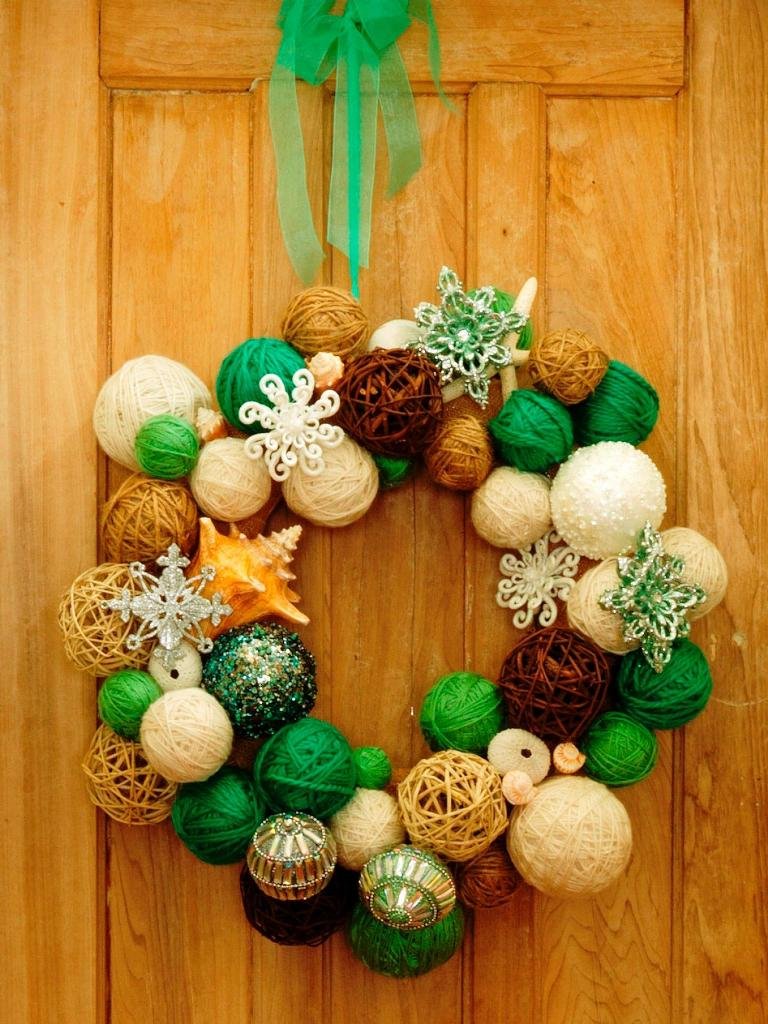 Yarn-Ball-Wreath-Christmas