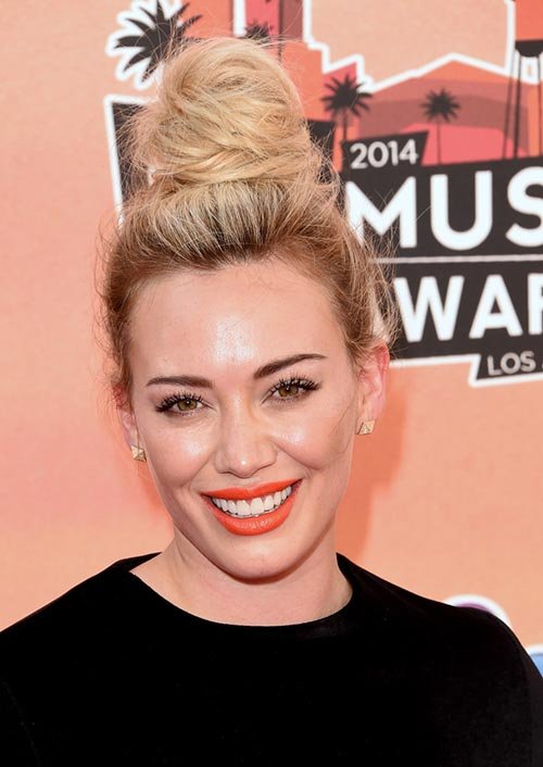 top_knot_hairstyles_inspired_from_celebrities_Hilary_Duff