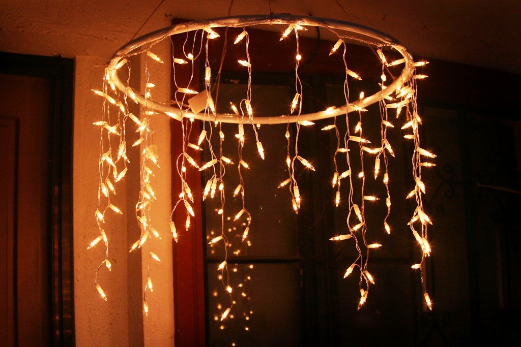 chandelier-with-icicle-christmas-lights