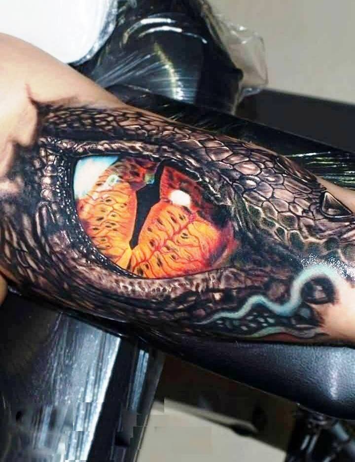real-3d-scary-eye-tattoo-on-biceop