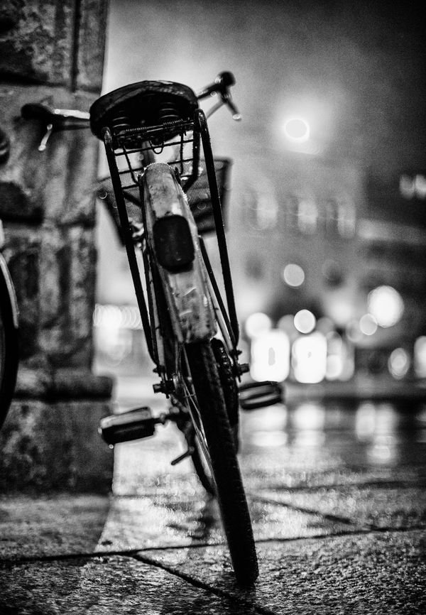 cycle-in-paris-black-and-white-photography