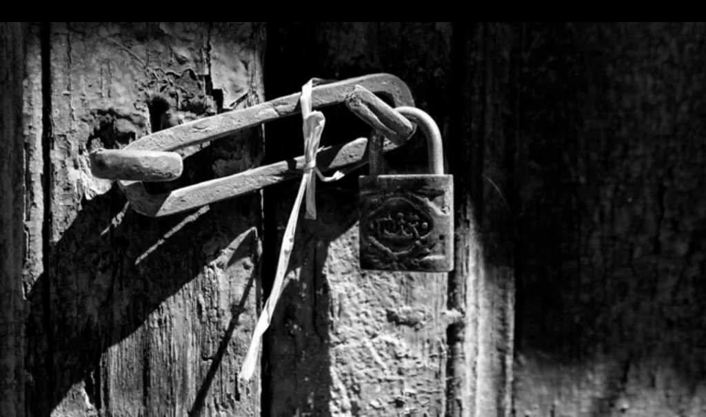 old-lock-black-and-white-photography