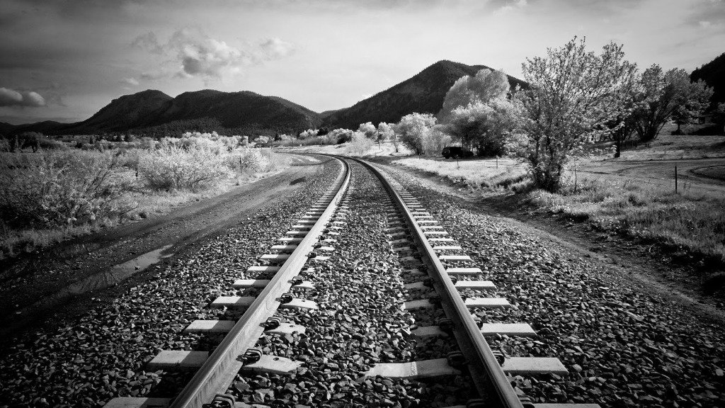 railroad-bblack-and-white-photography