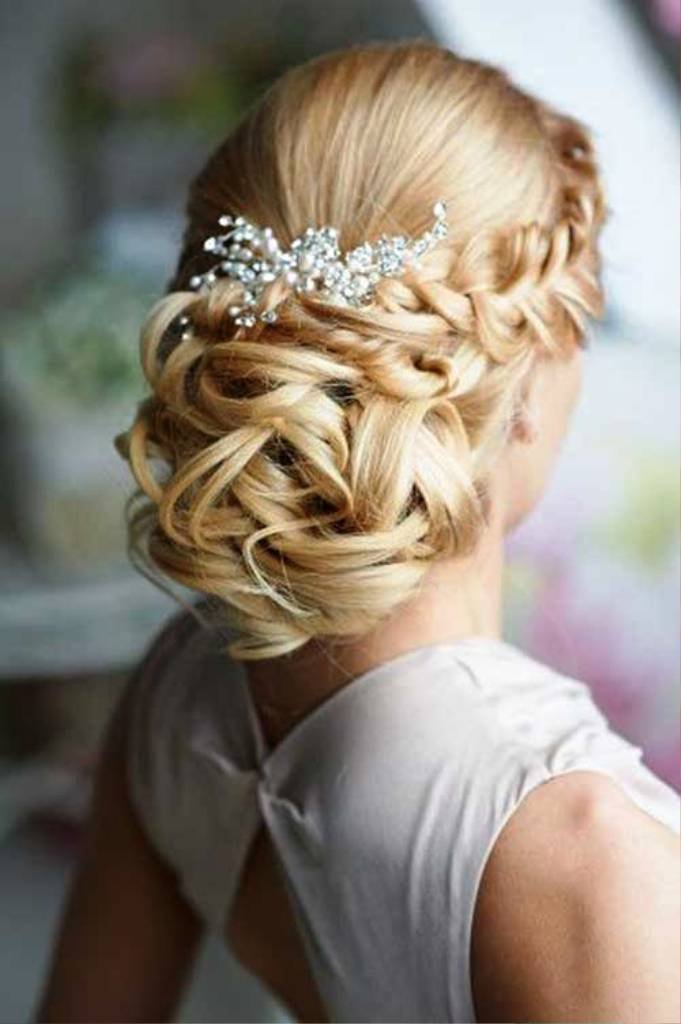21. Wedding Updo Hairstyle Ideas