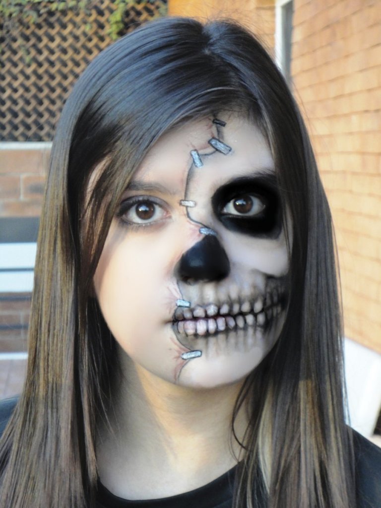 1 half face halloween makeup skull