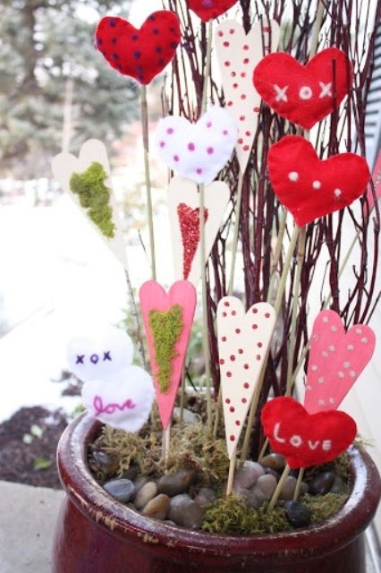 Outdoor Valentine Decor Ideas (20)