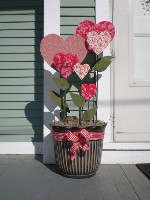 Outdoor Valentine Decor Ideas (22)